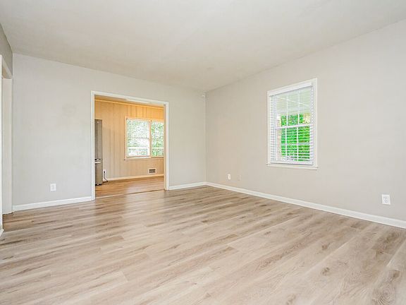 3rd image of 4682 Glenwood Rd