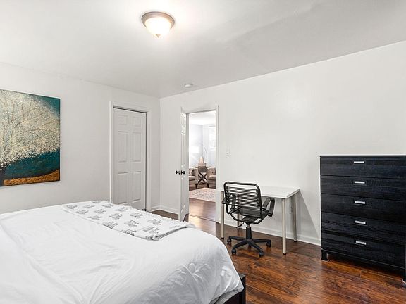 King Size Bed and Desk Space