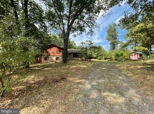40 Little Creek Ter, Berkeley Springs, WV 25411