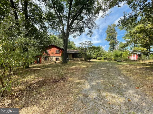 40 Little Creek Ter, Berkeley Springs, WV 25411