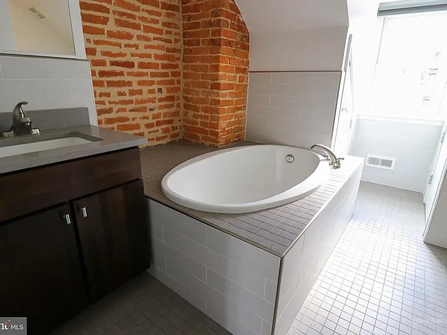 Gorgeous Federal Hill 3bd/2ba with Modern Amenities, CAC, W/D and Upper Deck! Available 8/15 — Photo 1