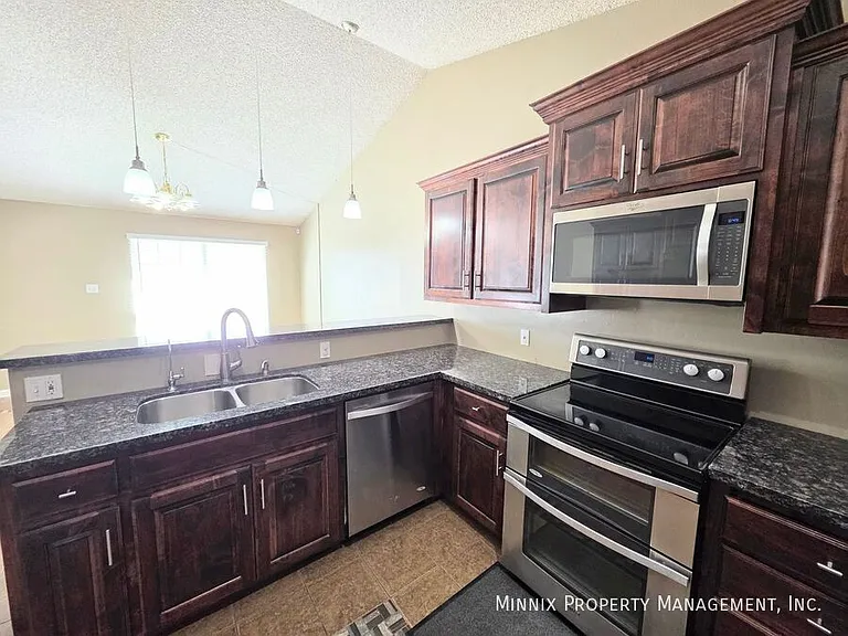 1325 E Cowden Ave — Photo 27