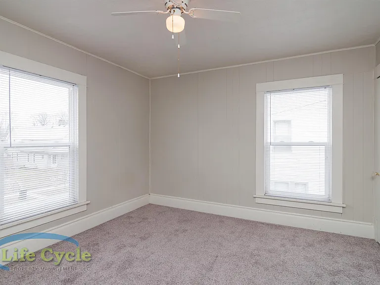 138 Travis St NE — Photo 11