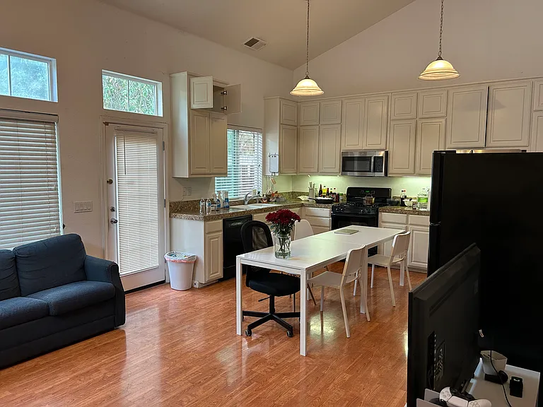 3126 Albany Cir — Photo 2