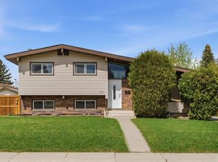 5012 S Valiant Dr NW, Calgary, AB T3A 0Y5