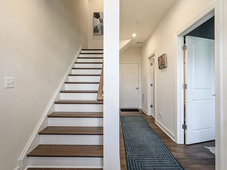 735 Lochlyn Hill Dr — Photo 4