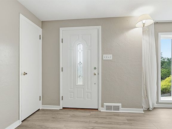 3rd image of 4798 Doverdell Dr