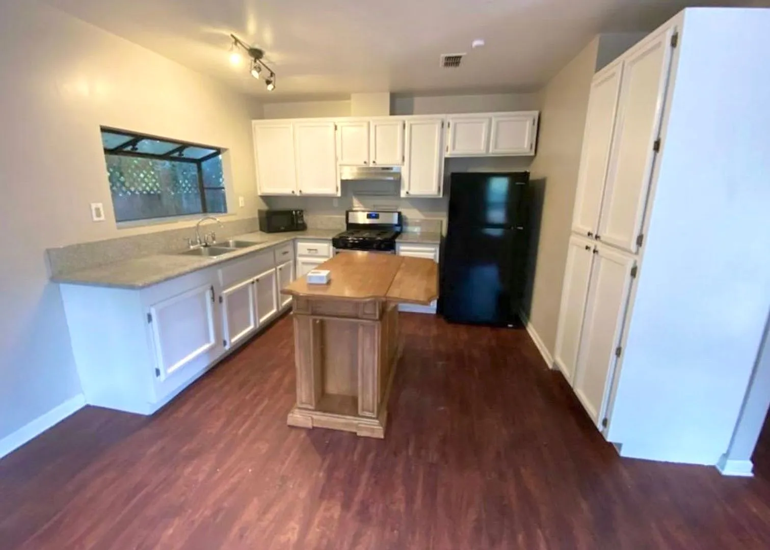 Charming East Sacramento Bungalow Near McKinley Park — Photo 1