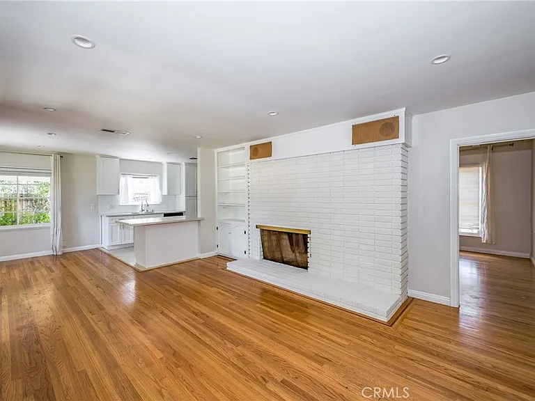 15744 Hart St — Photo 3