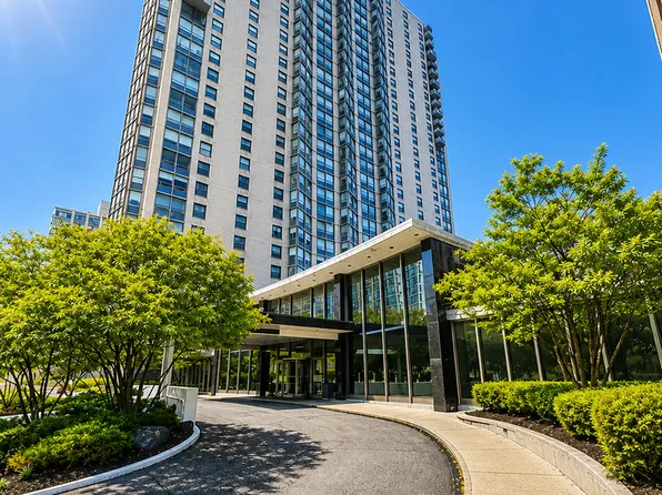 5701 N Sheridan Rd APT 29T, Chicago, IL 60660
