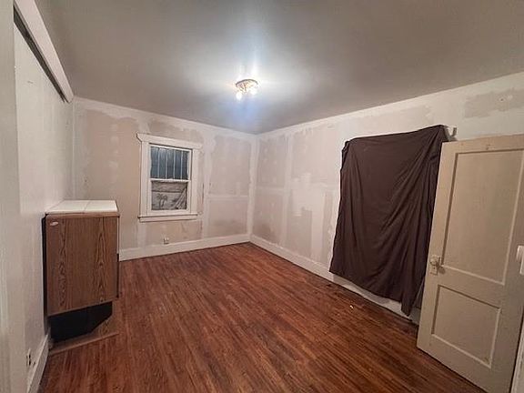 3rd image of 907 N Jefferson St