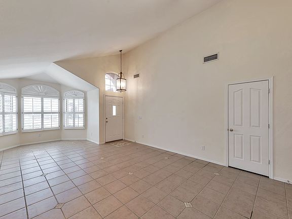 4th image of 2312 E Williams Dr