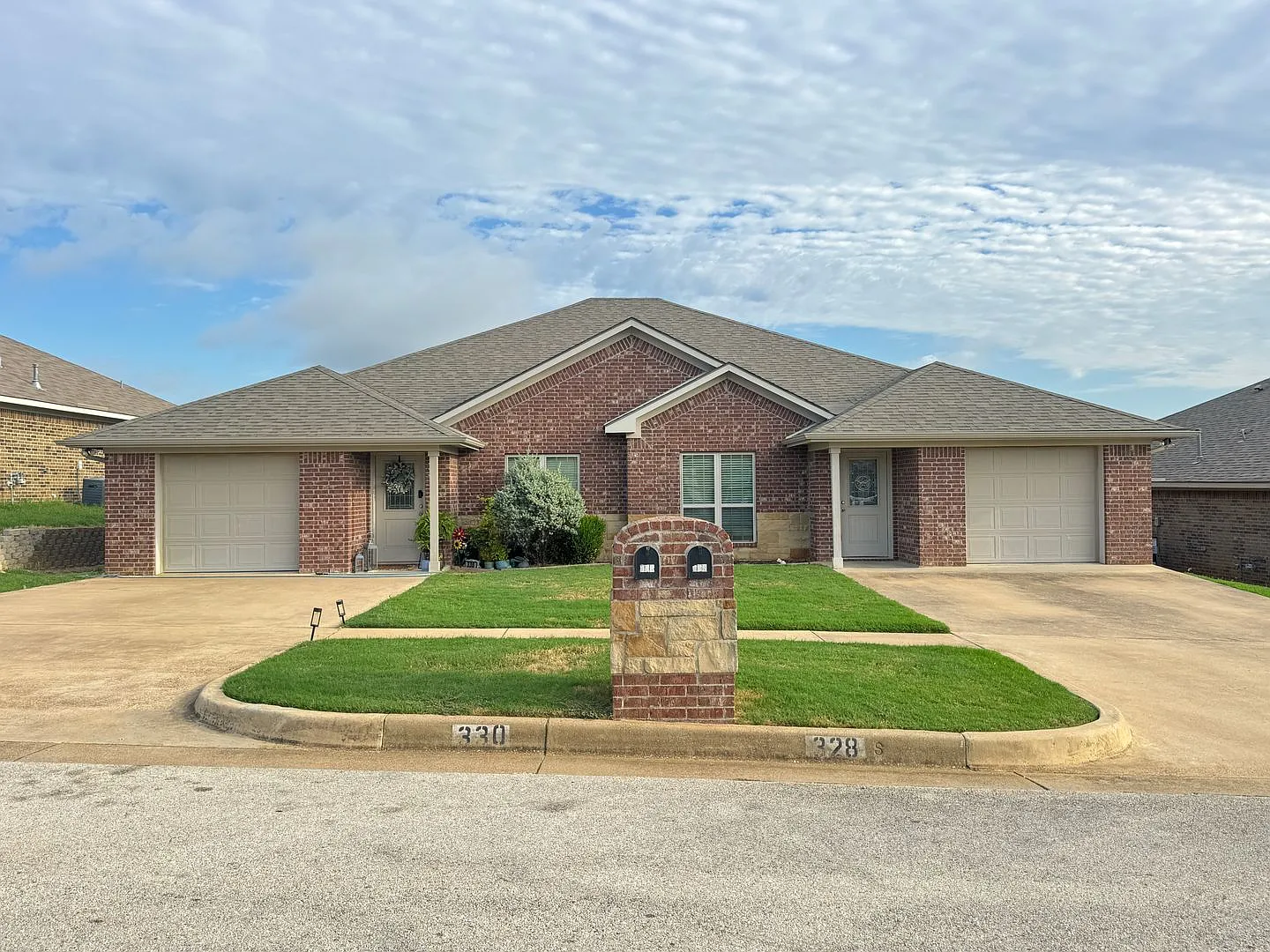 328 Princess Place — Photo 1