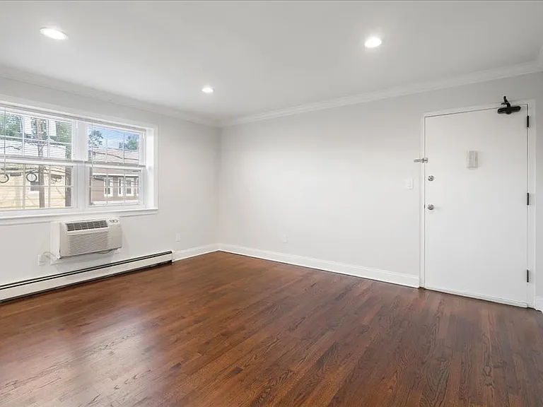 48 Roseland Avenue Apartments — Photo 17