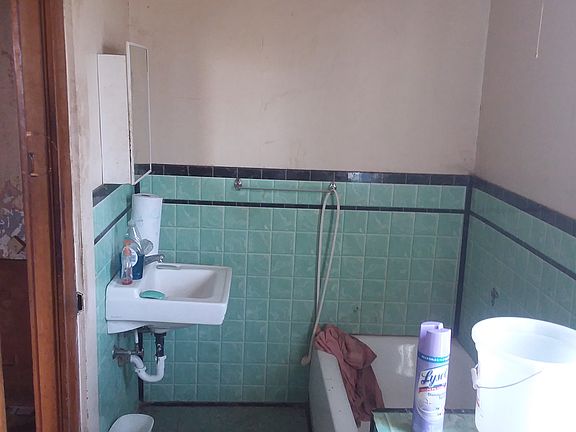 3rd image of 408 N Summit St