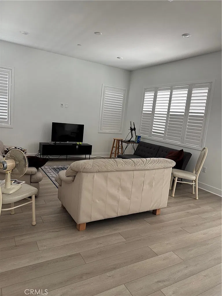 4 bed, 4.5 bath, 3000 sqft, $5,975 — Photo 2