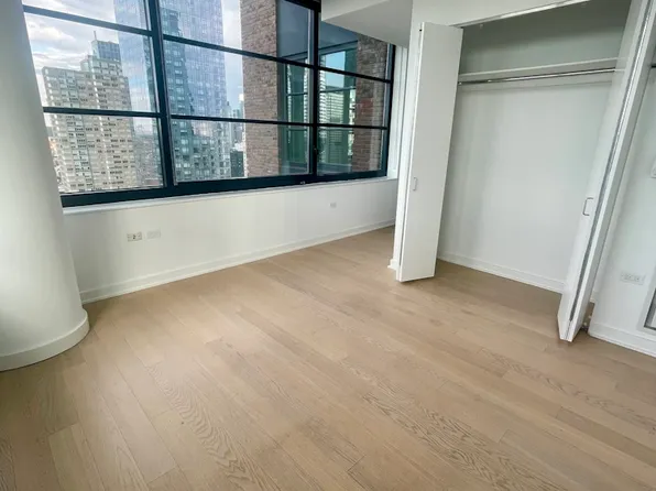 515 West 38th Street PH2D image 3 of 14