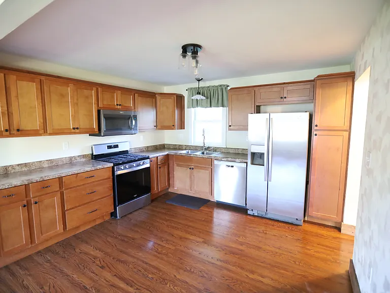 736 Summer St — Photo 2