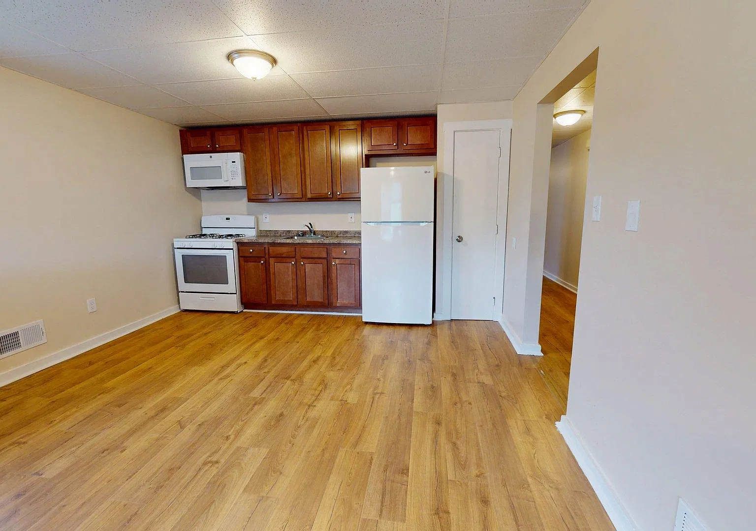 3 bed, $1,150 — Photo 1