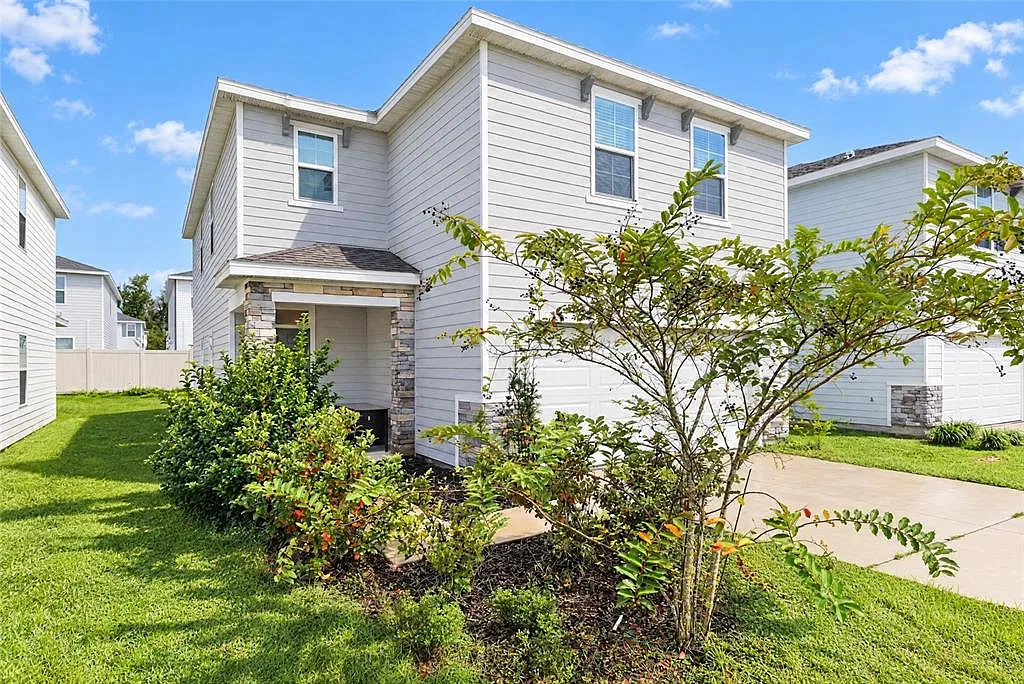 4 bed, 2.5 bath, 2211 sqft, $2,700 — Photo 1