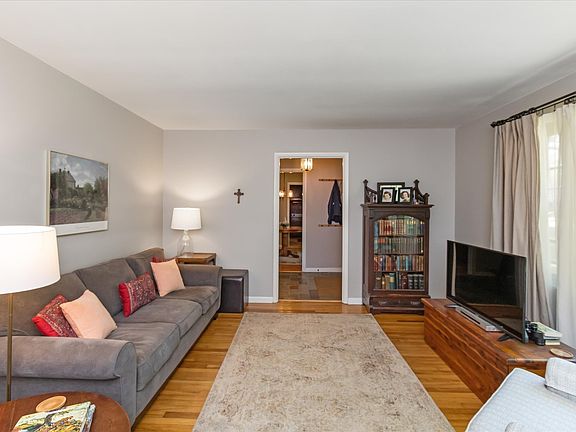 4th image of 2927 Stamm Ave