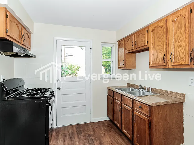 1135 Wendover Ct — Photo 6