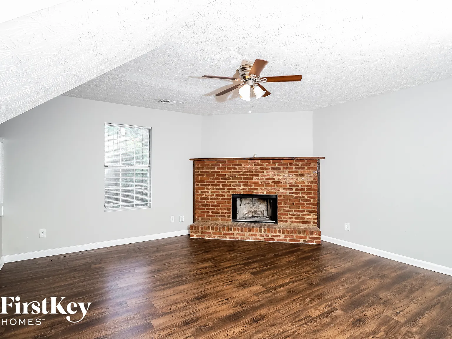 3 bed, 2.0 bath, 1602 sqft, $1,995 — Photo 4