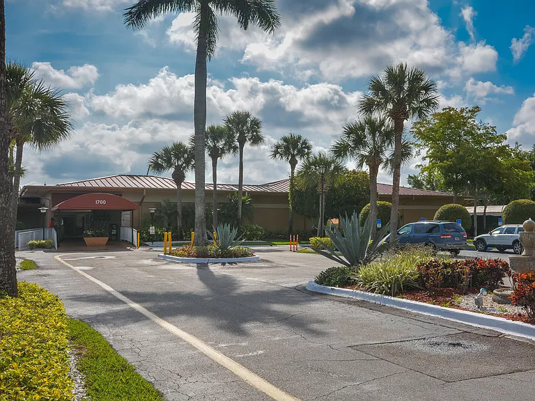 477 Lake Dora Dr — Photo 4