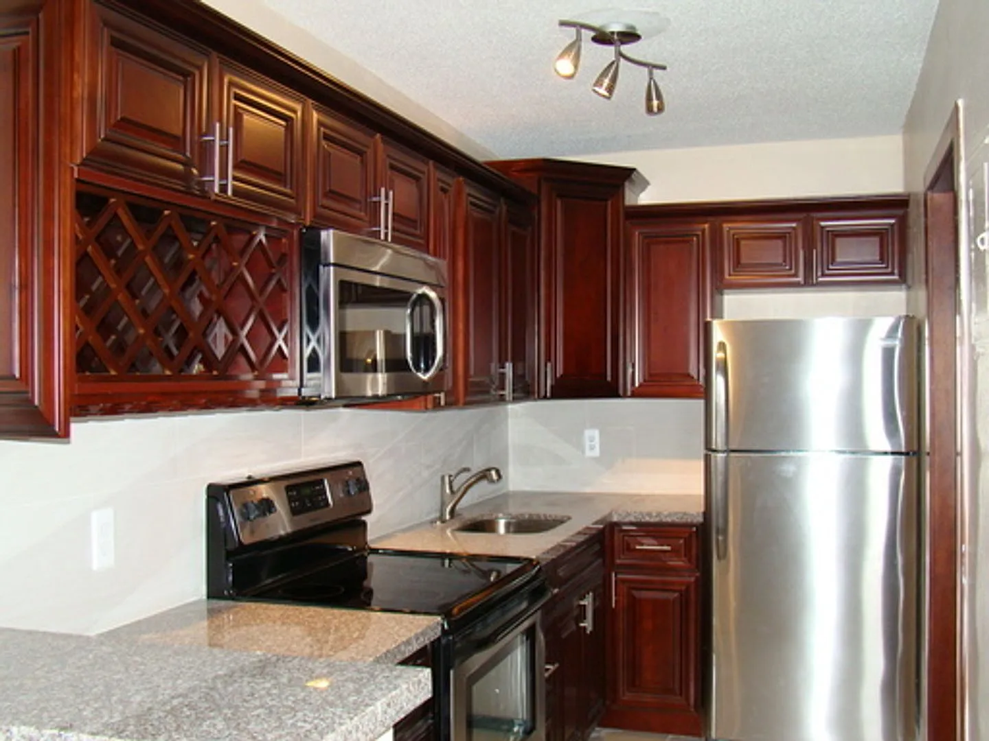 Bellagio Apartments — Photo 2