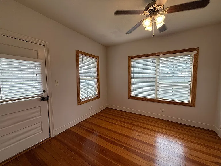 257 E Garza St — Photo 12