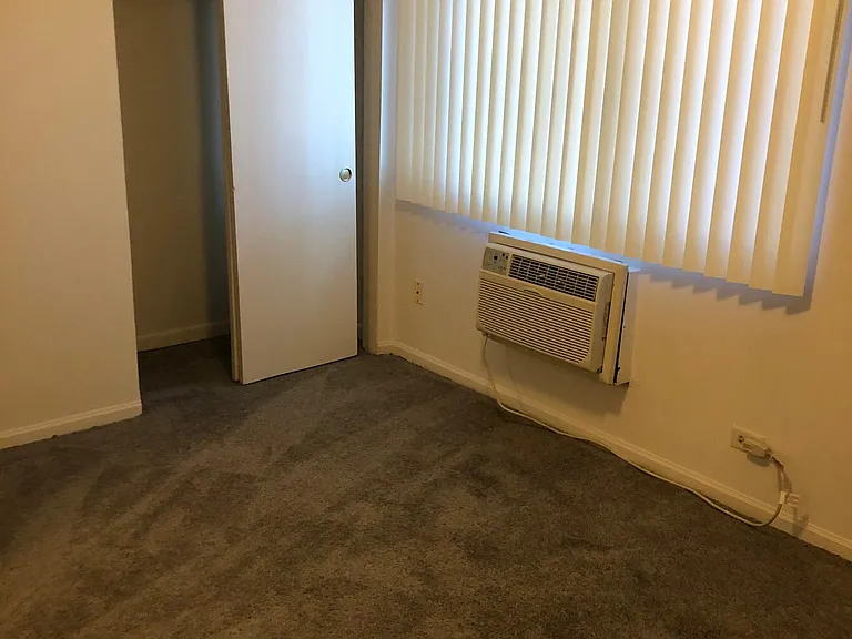 Des Plaines Apartments — Photo 10