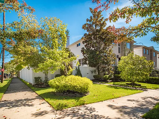 Sold by PRENDAMANO REAL ESTATE | media 32