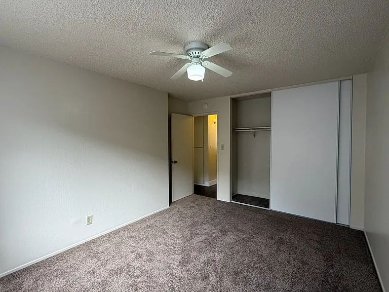 Sharis Apartments — Photo 24