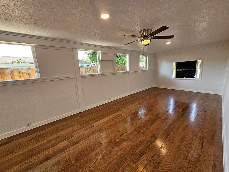 2402 Housley Dr — Photo 10