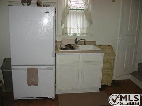 2nd image of 709 Pine St