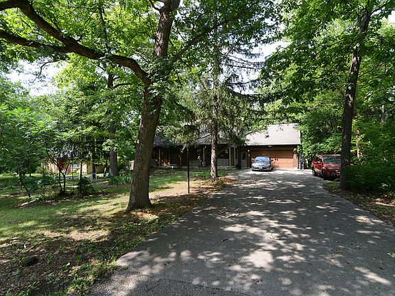 2nd image of 29W662 Waynewood Dr