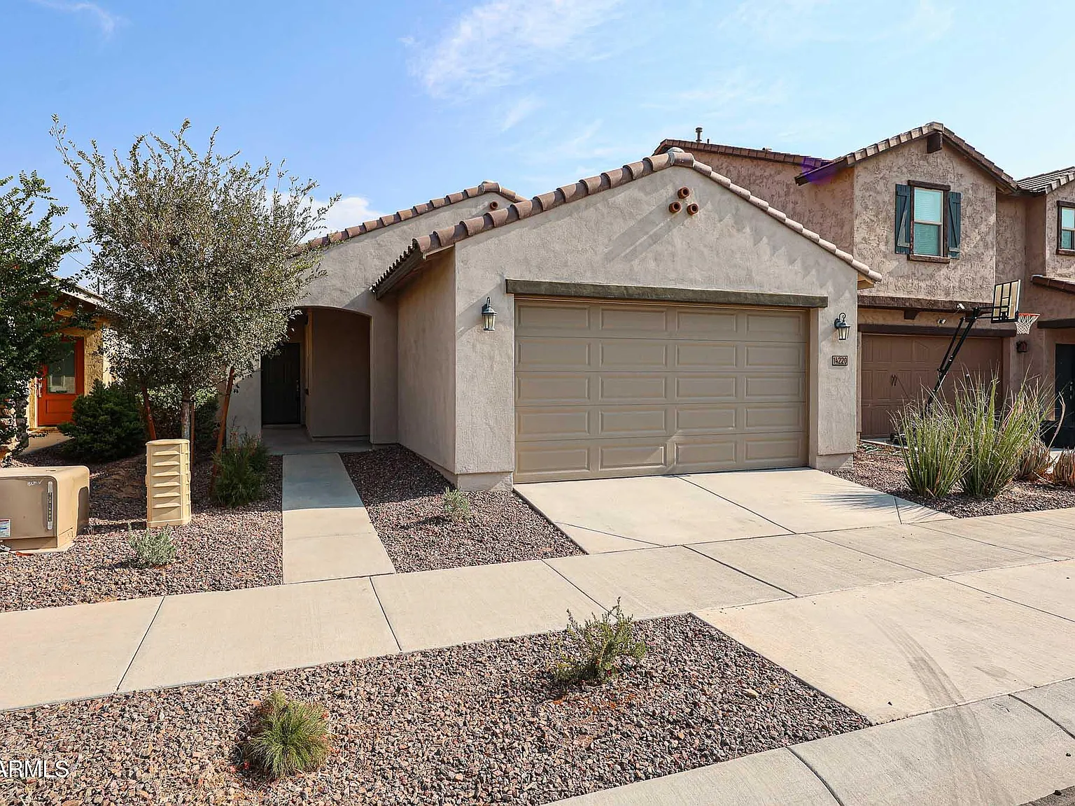 3 bed, 2.0 bath, 1324 sqft, $2,000 — Photo 2