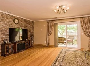 62 Stratford Cres, Farmingdale, NY 11735