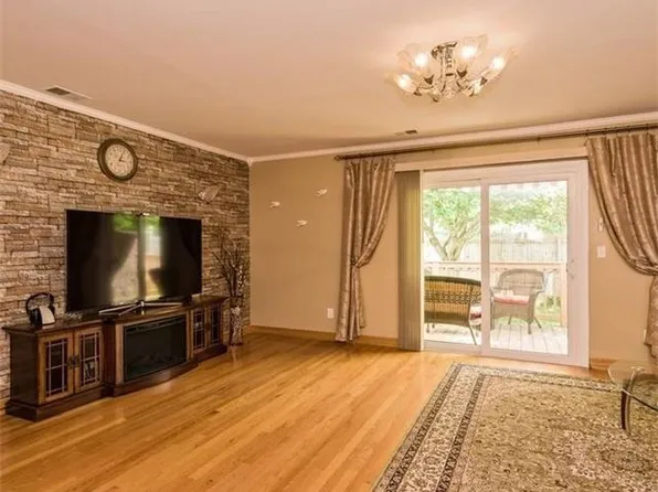 62 Stratford Cres, Farmingdale, NY 11735