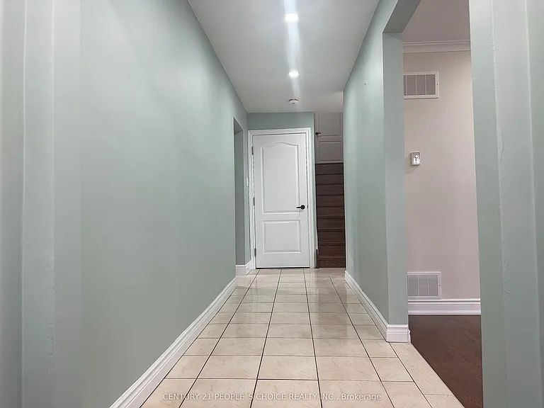 7490 Middleshire Dr — Photo 11