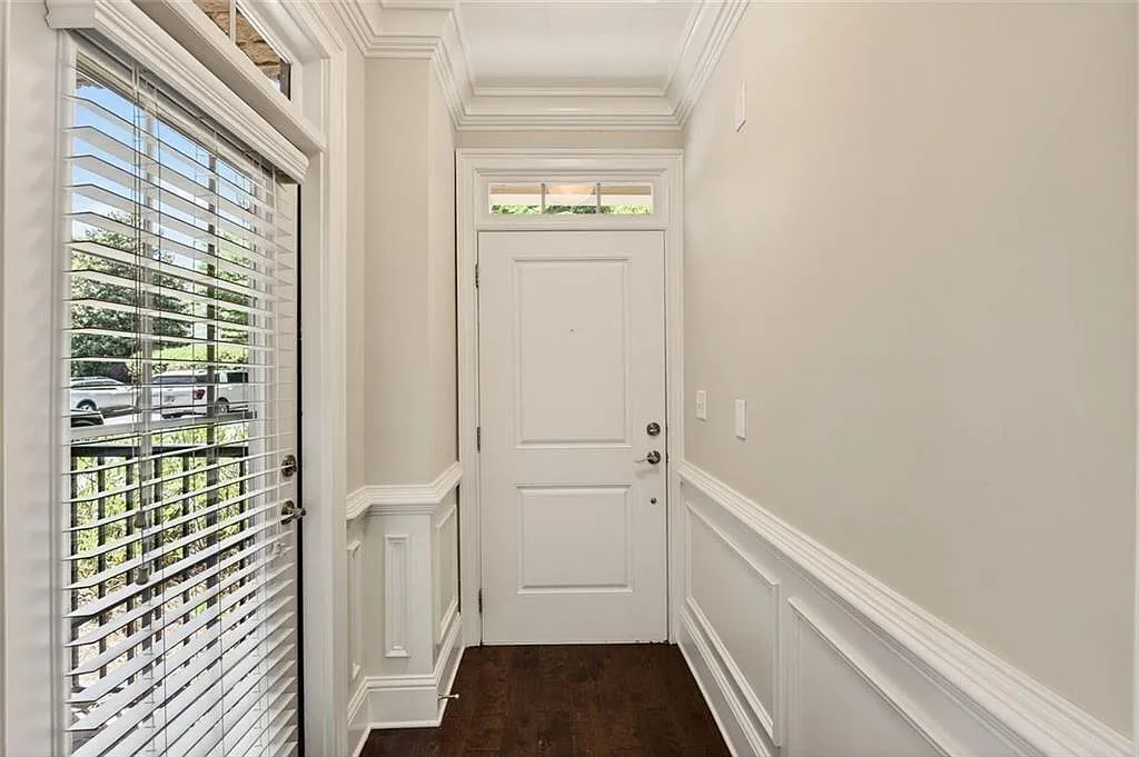 1 bed, 1.0 bath, 1141 sqft, $2,100 — Photo 3