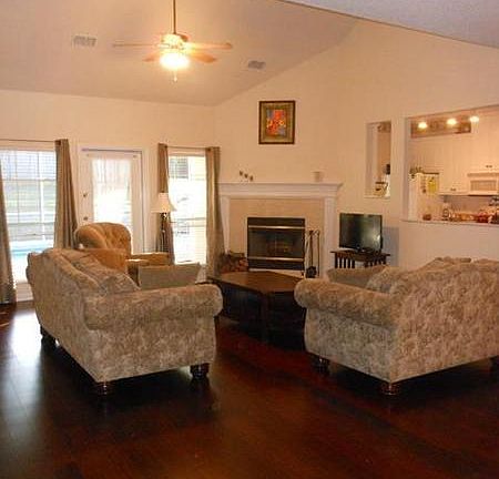3rd image of 906 Park View Dr