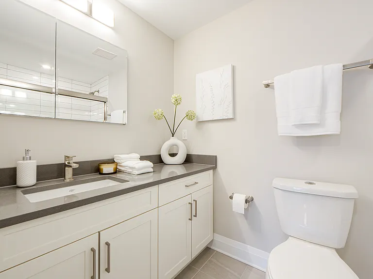 18 Queen St #2102 — Photo 8