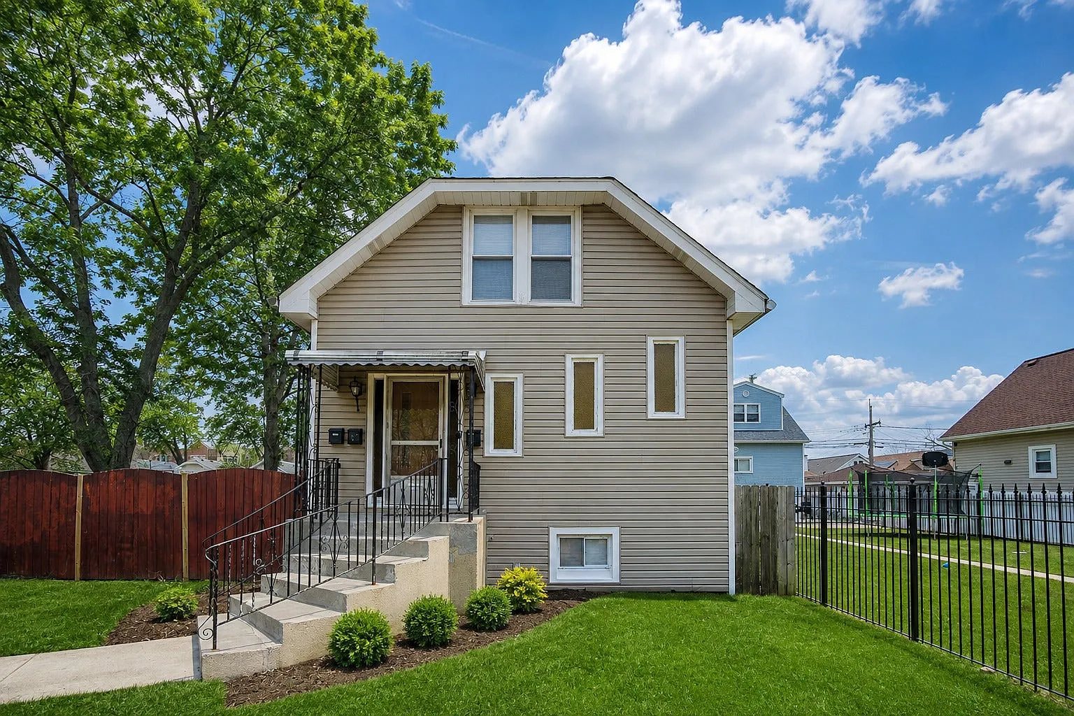 2 bed, 1.0 bath, 1100 sqft, $1,600 — Photo 1