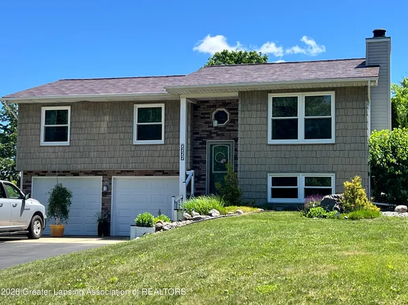 6555 Crestview Dr, Laingsburg, MI 48848