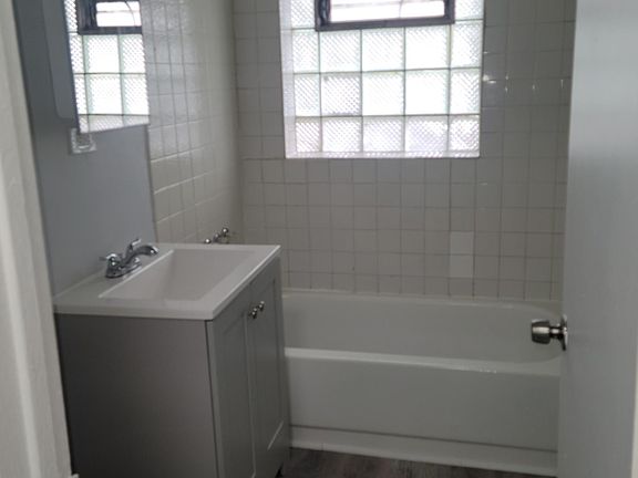 3rd image of 4248 S Michigan Ave