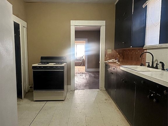 2nd image of 423 W Adams Ave