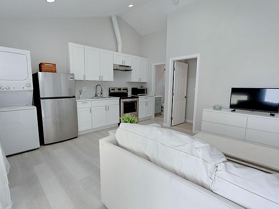 3rd image of 966 1/2 W 43rd Pl