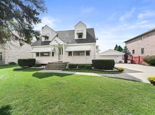 17W325 Stillwell Rd, Oakbrook Terrace, IL 60181
