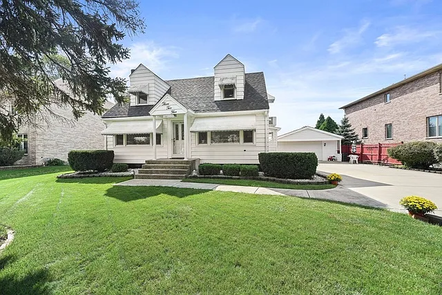 17W325 Stillwell Rd photo 1